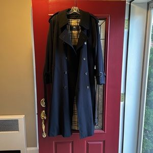 Burberry trench fits like a women’s 14/16 or mens 10